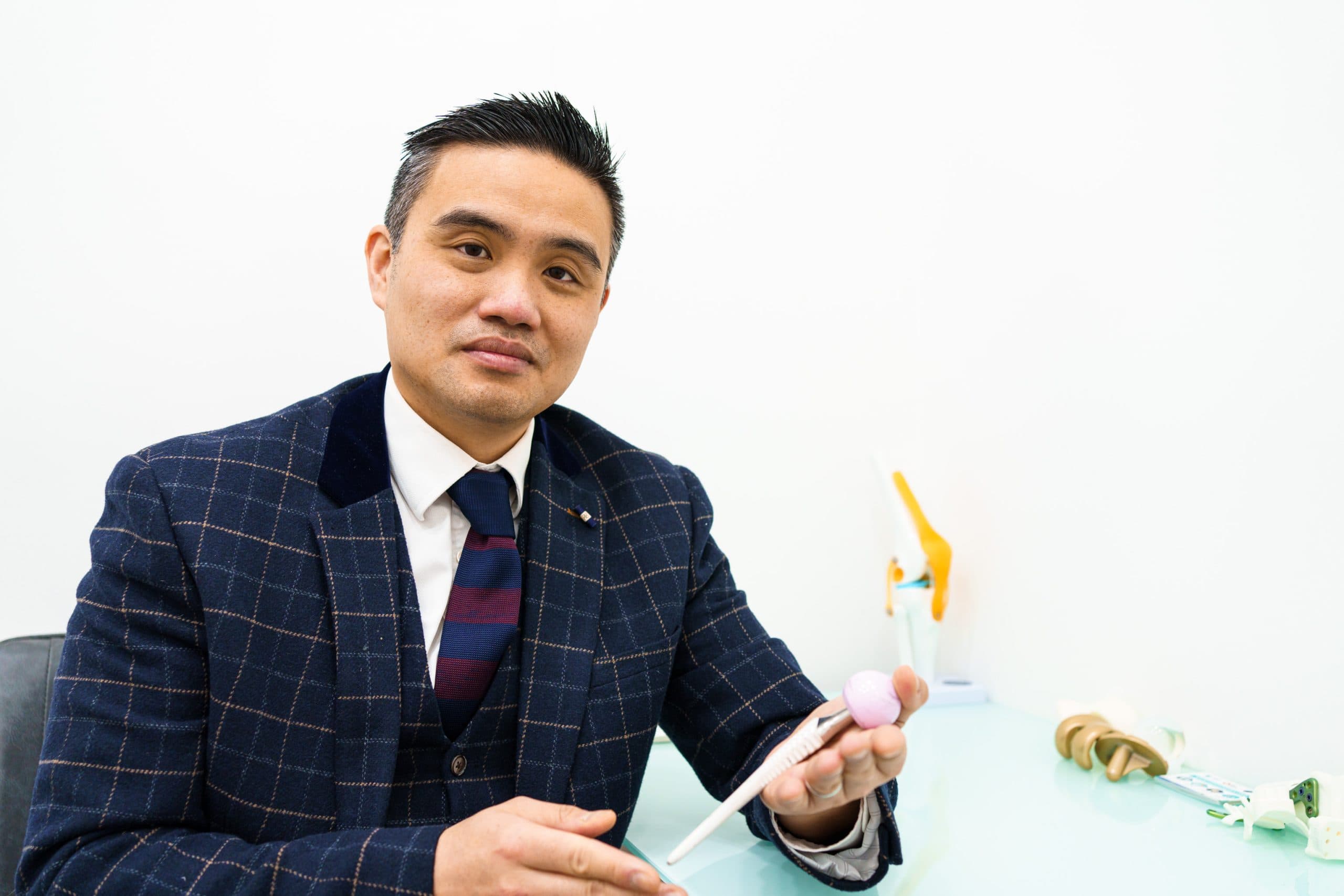 Consultation with an anatomical hip and pelvis model